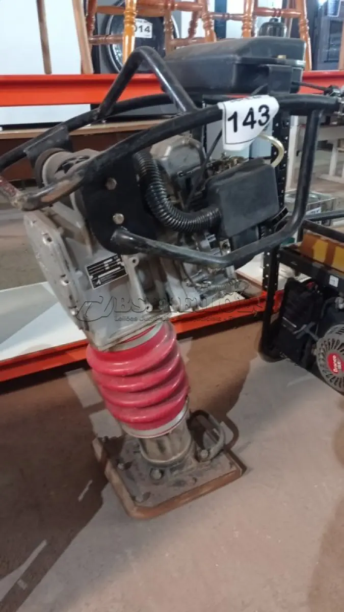 LOTE 143 - 01 COMPACTADOR DE SOLO MENEGOTTI RAM 75 GASOLINA (NO ESTADO, NÃO SABEMOS SE FUNCIONA. LEILÃO NÃO TEM GARANTIA E NEM DEVOLUÇÃO, SUJEITO A POSSÍVEIS AVARIAS VISÍVEIS/OCULTAS E/OU AUSÊNCIA DE COMPONENTES)