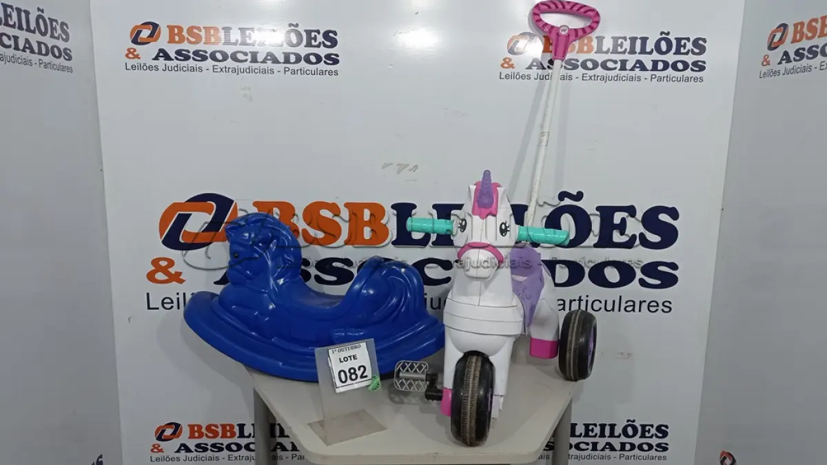 LOTE 082 - 01 TRICICLO INFANTIL DE EMPURRAR E 01 CAVALINHO DE BRINQUEDO. (NO ESTADO) ATENÇÃO! FAZER A VISITAÇÃO ANTES DE ARREMATAR, NÃO SABEMOS SE FUNCIONA, LEILÃO NÃO TEM GARANTIA E NEM DEVOLUÇÃO, SUJEITO A POSSÍVEIS AVARIAS VISÍVEIS/OCULTAS E/OU AUSÊNCIA DE COMPONENTES.