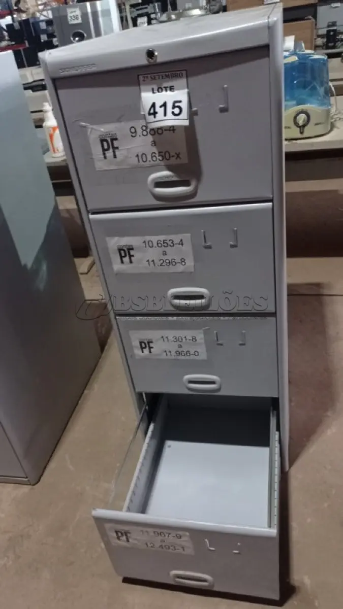 LOTE 415 - 01 ARQUIVO DE AÇO COM 04 GAVETAS. (NO ESTADO) ATENÇÃO! FAZER A VISITAÇÃO ANTES DE ARREMATAR, NÃO SABEMOS SE FUNCIONA, LEILÃO NÃO TEM GARANTIA E NEM DEVOLUÇÃO, SUJEITO A POSSÍVEIS AVARIAS VISÍVEIS/OCULTAS E/OU AUSÊNCIA DE COMPONENTES.