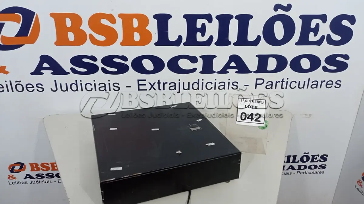 LOTE 042 - 01 GAVETA DE DINHEIRO. (NO ESTADO) ATENÇÃO! FAZER A VISITAÇÃO ANTES DE ARREMATAR, NÃO SABEMOS SE FUNCIONA, LEILÃO NÃO TEM GARANTIA E NEM DEVOLUÇÃO, SUJEITO A POSSÍVEIS AVARIAS VISÍVEIS/OCULTAS E/OU AUSÊNCIA DE COMPONENTES.