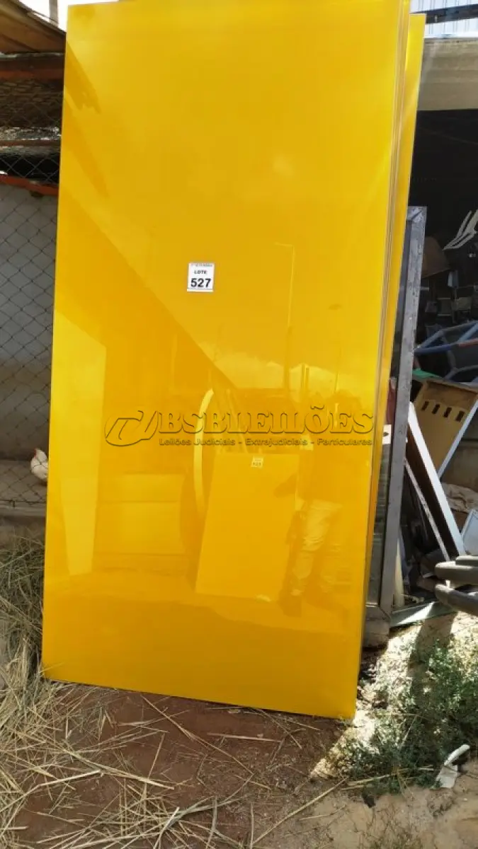 LOTE 527 - 05 PAINÉIS DE VIDRO NA COR AMARELA 2,59X1,19. (NO ESTADO) ATENÇÃO! FAZER A VISITAÇÃO ANTES DE ARREMATAR, NÃO SABEMOS SE FUNCIONA, LEILÃO NÃO TEM GARANTIA E NEM DEVOLUÇÃO, SUJEITO A POSSÍVEIS AVARIAS VISÍVEIS/OCULTAS E/OU AUSÊNCIA DE COMPONENTES.
