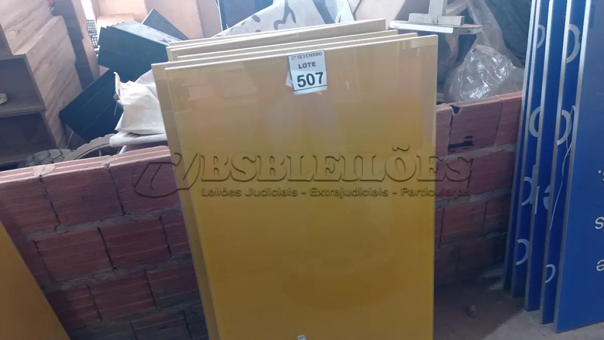 LOTE 507 - 06 PAINÉIS DE VIDRO NA COR AMARELA DE 1,19X0,70. (NO ESTADO) ATENÇÃO! FAZER A VISITAÇÃO ANTES DE ARREMATAR, NÃO SABEMOS SE FUNCIONA, LEILÃO NÃO TEM GARANTIA E NEM DEVOLUÇÃO, SUJEITO A POSSÍVEIS AVARIAS VISÍVEIS/OCULTAS E/OU AUSÊNCIA DE COMPONENTES.