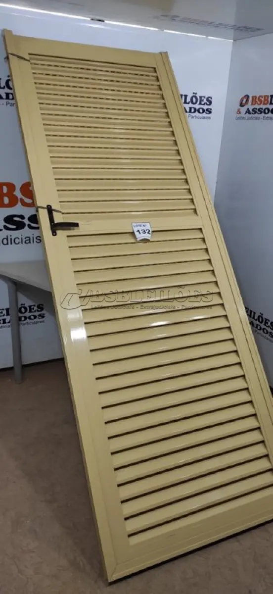 LOTE 132 - 01 PORTA DE ALUMÍNIO 2,47 X 0,93.NO ESTADO, NÃO SABEMOS SE FUNCIONA. LEILÃO NÃO TEM GARANTIA E NEM DEVOLUÇÃO, SUJEITO A POSSÍVEIS AVARIAS VISÍVEIS/OCULTAS E/OU AUSÊNCIA DE COMPONENTES)
