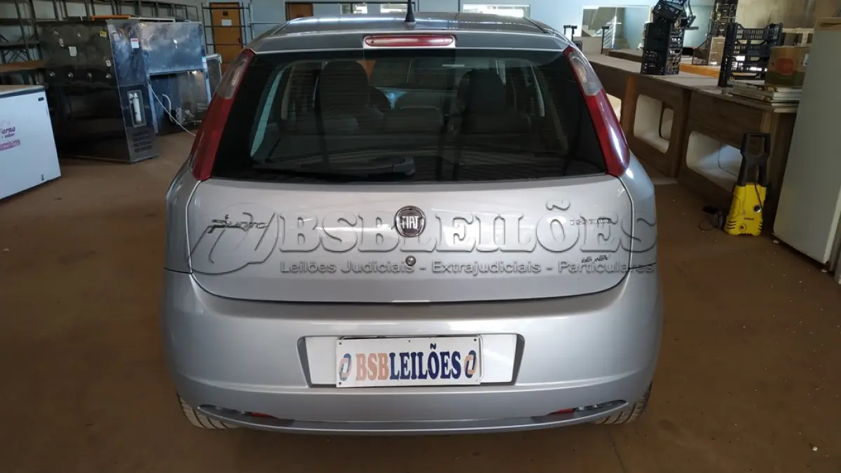 LOTE 164 - 01 FIAT PUNTO ESSENCE 1.6 ALCOOL/GASOLINA, ANO 2011/2011 NA COR PRATA. (NO ESTADO)