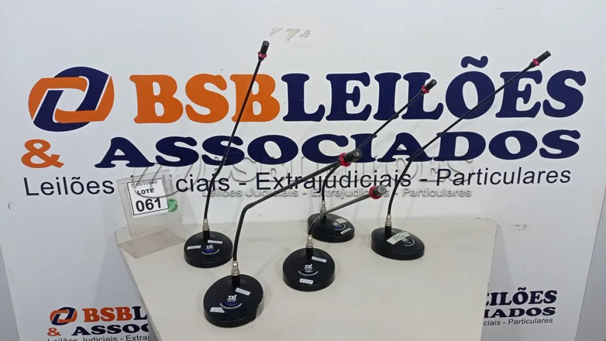 LOTE 061 - 05 MICROFONES DE MESA. (NO ESTADO) ATENÇÃO! FAZER A VISITAÇÃO ANTES DE ARREMATAR, NÃO SABEMOS SE FUNCIONA, LEILÃO NÃO TEM GARANTIA E NEM DEVOLUÇÃO, SUJEITO A POSSÍVEIS AVARIAS VISÍVEIS/OCULTAS E/OU AUSÊNCIA DE COMPONENTES.
