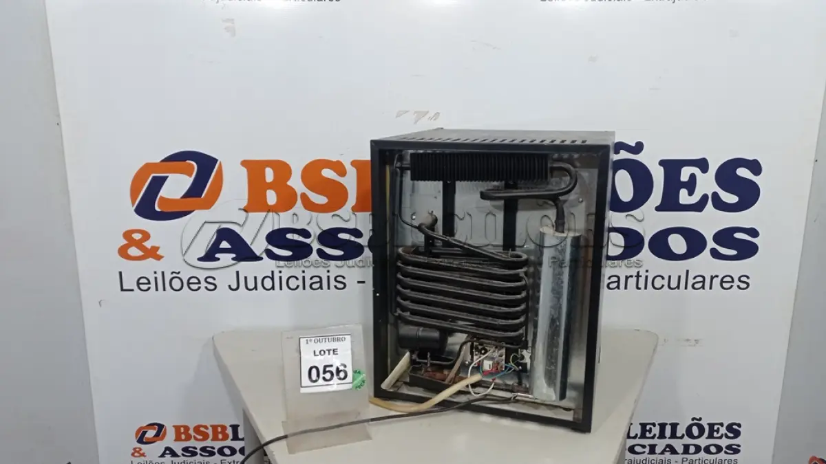 LOTE 056 - 01 FRIGOBAR. (NO ESTADO) ATENÇÃO! FAZER A VISITAÇÃO ANTES DE ARREMATAR, NÃO SABEMOS SE FUNCIONA, LEILÃO NÃO TEM GARANTIA E NEM DEVOLUÇÃO, SUJEITO A POSSÍVEIS AVARIAS VISÍVEIS/OCULTAS E/OU AUSÊNCIA DE COMPONENTES.