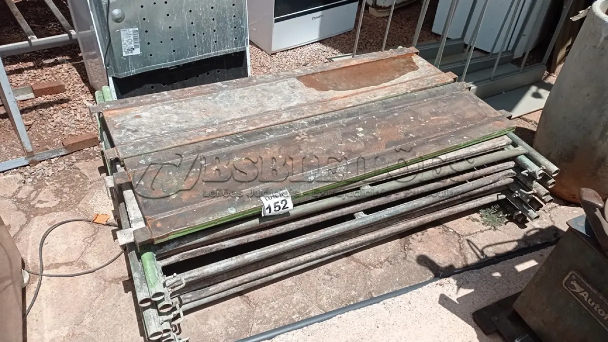 LOTE 152 - 10 PEÇAS ANDAIMES DE 1 X 1,50M COM 04 PLATAFORMA DE 1,50M (NO ESTADO, NÃO SABEMOS SE FUNCIONA. LEILÃO NÃO TEM GARANTIA E NEM DEVOLUÇÃO, SUJEITO A POSSÍVEIS AVARIAS VISÍVEIS/OCULTAS E/OU AUSÊNCIA DE COMPONENTES)