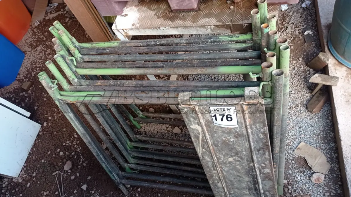 LOTE 176 - 10 PEÇAS ANDAIMES DE 1 X 1M COM 01 PLATAFORMA. (NO ESTADO, NÃO SABEMOS SE FUNCIONA. LEILÃO NÃO TEM GARANTIA E NEM DEVOLUÇÃO, SUJEITO A POSSÍVEIS AVARIAS VISÍVEIS/OCULTAS E/OU AUSÊNCIA DE COMPONENTES)