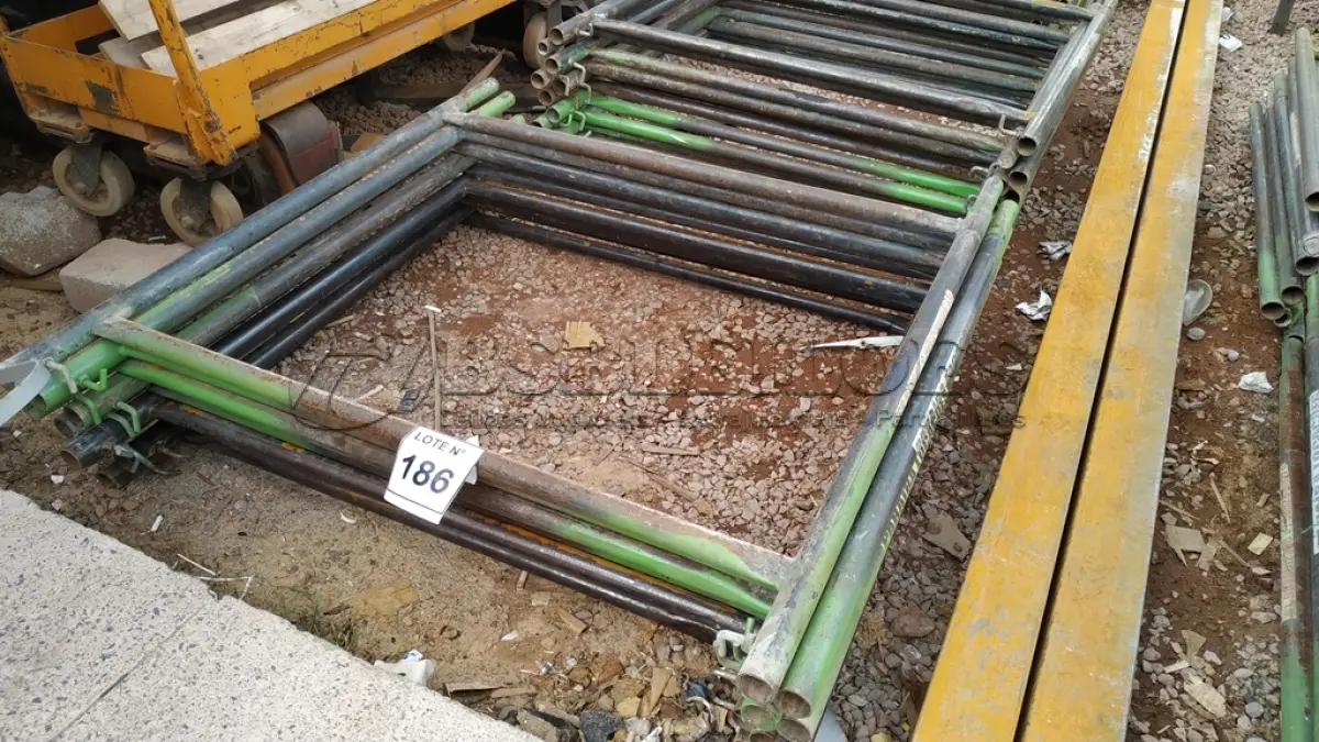 LOTE 186 - 10 PEÇAS ANDAIMES DE 1 X 1M. (NO ESTADO, NÃO SABEMOS SE FUNCIONA. LEILÃO NÃO TEM GARANTIA E NEM DEVOLUÇÃO, SUJEITO A POSSÍVEIS AVARIAS VISÍVEIS/OCULTAS E/OU AUSÊNCIA DE COMPONENTES)
