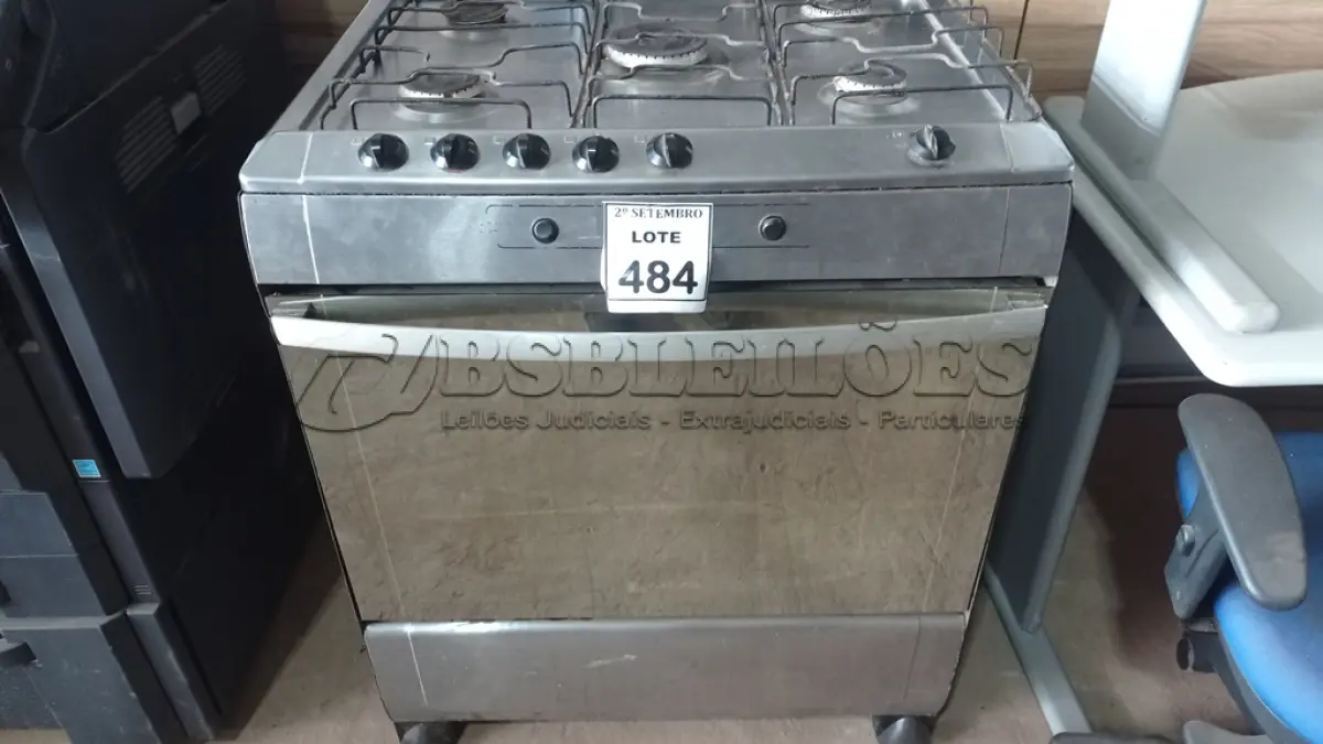 LOTE 484 - 01 FOGÃO COM 05 BOCAS. (NO ESTADO) ATENÇÃO! FAZER A VISITAÇÃO ANTES DE ARREMATAR, NÃO SABEMOS SE FUNCIONA, LEILÃO NÃO TEM GARANTIA E NEM DEVOLUÇÃO, SUJEITO A POSSÍVEIS AVARIAS VISÍVEIS/OCULTAS E/OU AUSÊNCIA DE COMPONENTES.