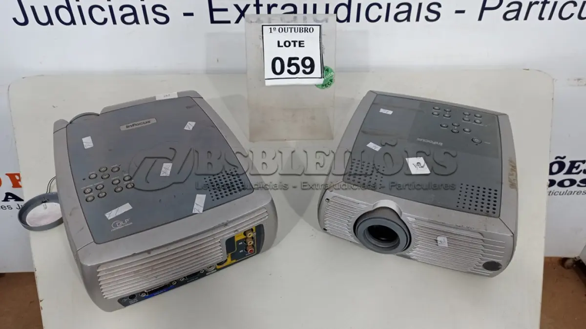 LOTE 059 - 02 PROJETORES MARCA INFOCUS. (NO ESTADO) ATENÇÃO! FAZER A VISITAÇÃO ANTES DE ARREMATAR, NÃO SABEMOS SE FUNCIONA, LEILÃO NÃO TEM GARANTIA E NEM DEVOLUÇÃO, SUJEITO A POSSÍVEIS AVARIAS VISÍVEIS/OCULTAS E/OU AUSÊNCIA DE COMPONENTES.