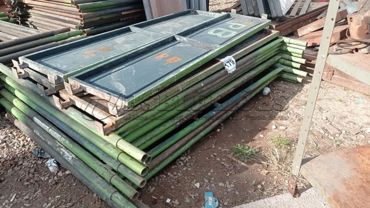 LOTE 179 - 10 PEÇAS ANDAIMES DE 1 X 1,50M COM 04 PLATAFORMA DE 1,50M. (NO ESTADO, NÃO SABEMOS SE FUNCIONA. LEILÃO NÃO TEM GARANTIA E NEM DEVOLUÇÃO, SUJEITO A POSSÍVEIS AVARIAS VISÍVEIS/OCULTAS E/OU AUSÊNCIA DE COMPONENTES)