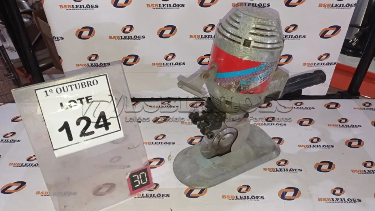 LOTE 124 - 01 MÁQUINA DE CORTAR TECIDO. (NO ESTADO) ATENÇÃO! FAZER A VISITAÇÃO ANTES DE ARREMATAR, NÃO SABEMOS SE FUNCIONA, LEILÃO NÃO TEM GARANTIA E NEM DEVOLUÇÃO, SUJEITO A POSSÍVEIS AVARIAS VISÍVEIS/OCULTAS E/OU AUSÊNCIA DE COMPONENTES.
