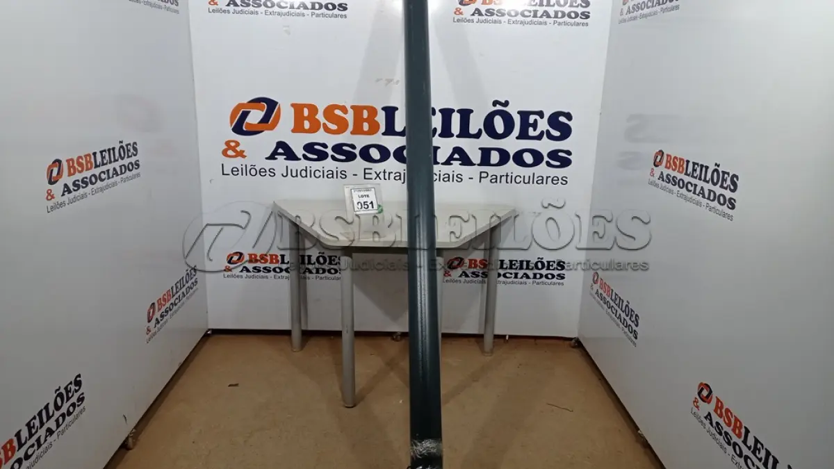 LOTE 051 - 01 TELA DE PROJEÇÃO RETRÁTIL. (NO ESTADO) ATENÇÃO! FAZER A VISITAÇÃO ANTES DE ARREMATAR, NÃO SABEMOS SE FUNCIONA, LEILÃO NÃO TEM GARANTIA E NEM DEVOLUÇÃO, SUJEITO A POSSÍVEIS AVARIAS VISÍVEIS/OCULTAS E/OU AUSÊNCIA DE COMPONENTES.
