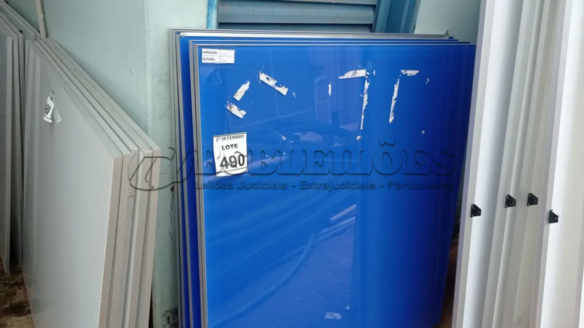 LOTE 490 - 05 PAINÉIS DE VIDRO NA COR AZUL DE 1,27X1,19. (NO ESTADO) ATENÇÃO! FAZER A VISITAÇÃO ANTES DE ARREMATAR, NÃO SABEMOS SE FUNCIONA, LEILÃO NÃO TEM GARANTIA E NEM DEVOLUÇÃO, SUJEITO A POSSÍVEIS AVARIAS VISÍVEIS/OCULTAS E/OU AUSÊNCIA DE COMPONENTES.