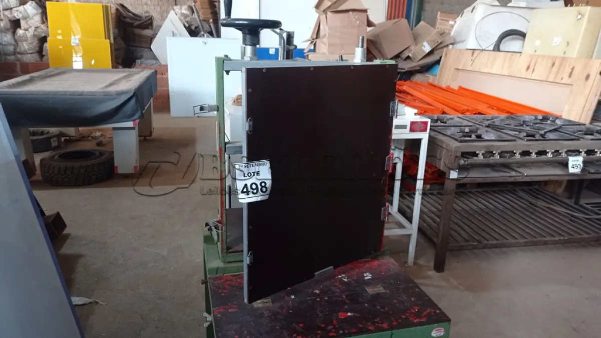 LOTE 498 - 01 GUILHOTINA MANUAL MARCA BENEDINI. (NO ESTADO) ATENÇÃO! FAZER A VISITAÇÃO ANTES DE ARREMATAR, NÃO SABEMOS SE FUNCIONA, LEILÃO NÃO TEM GARANTIA E NEM DEVOLUÇÃO, SUJEITO A POSSÍVEIS AVARIAS VISÍVEIS/OCULTAS E/OU AUSÊNCIA DE COMPONENTES.