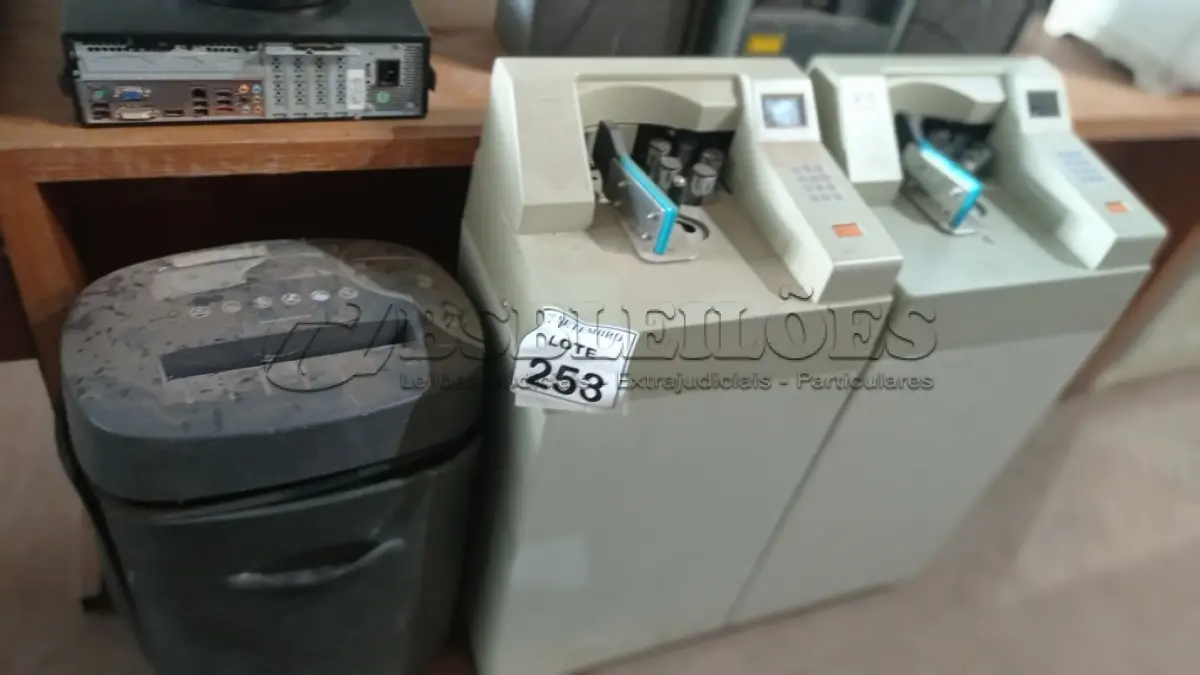 LOTE 253 - 02 MÁQUINAS DE CONTAR MOEDAS E 01 FRAGMENTADORA DE PAPEL. (NO ESTADO) ATENÇÃO! FAZER A VISITAÇÃO ANTES DE ARREMATAR, NÃO SABEMOS SE FUNCIONA, LEILÃO NÃO TEM GARANTIA E NEM DEVOLUÇÃO, SUJEITO A POSSÍVEIS AVARIAS VISÍVEIS/OCULTAS E/OU AUSÊNCIA DE COMPONENTES.