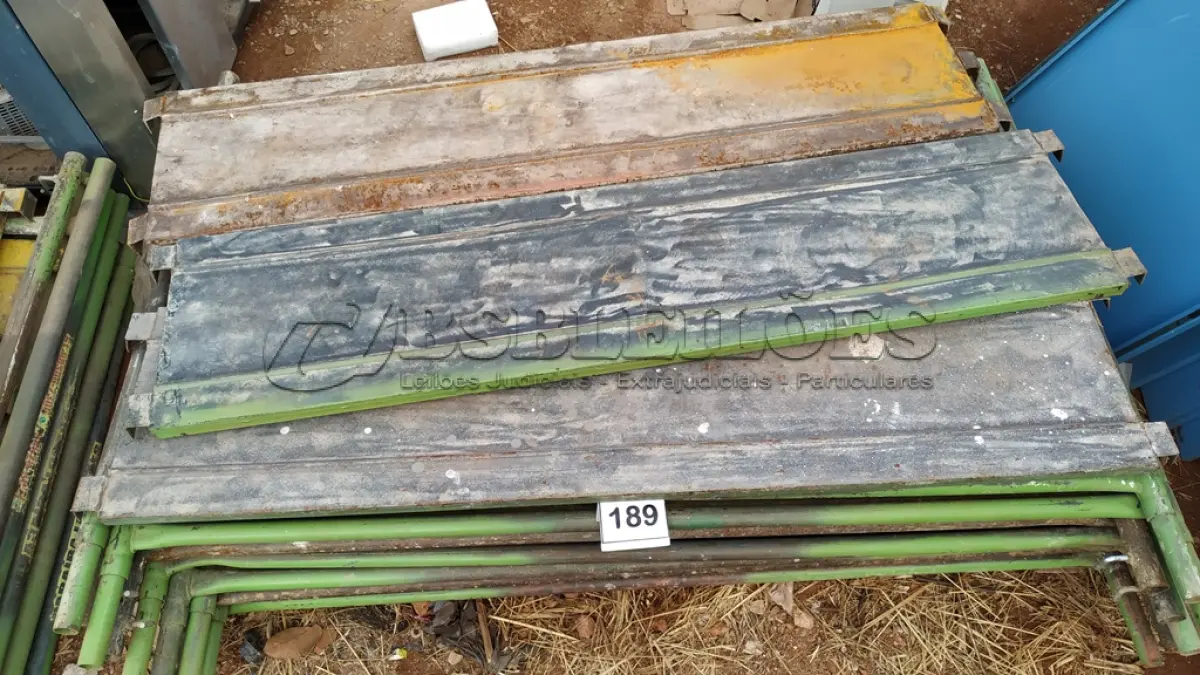 LOTE 189 - 10 PEÇAS ANDAIMES DE 1 X 1,50M COM 04 PLATAFORMA DE 1,50M. (NO ESTADO, NÃO SABEMOS SE FUNCIONA. LEILÃO NÃO TEM GARANTIA E NEM DEVOLUÇÃO, SUJEITO A POSSÍVEIS AVARIAS VISÍVEIS/OCULTAS E/OU AUSÊNCIA DE COMPONENTES)