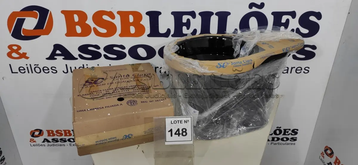 LOTE 148 - 01 KIT VASO BACIA COM CAIXA ACOPLADA PRETO SANTA CLARA. (NO ESTADO, NÃO SABEMOS SE FUNCIONA. LEILÃO NÃO TEM GARANTIA E NEM DEVOLUÇÃO, SUJEITO A POSSÍVEIS AVARIAS VISÍVEIS/OCULTAS E/OU AUSÊNCIA DE COMPONENTES)