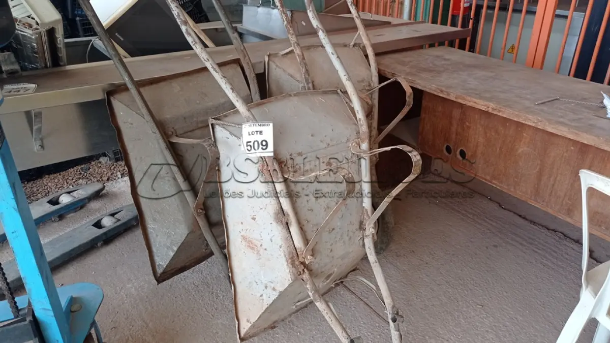 LOTE 509 - 03 CARRINHOS DE MÃO COM AVARIAS. (NO ESTADO) ATENÇÃO! FAZER A VISITAÇÃO ANTES DE ARREMATAR, NÃO SABEMOS SE FUNCIONA, LEILÃO NÃO TEM GARANTIA E NEM DEVOLUÇÃO, SUJEITO A POSSÍVEIS AVARIAS VISÍVEIS/OCULTAS E/OU AUSÊNCIA DE COMPONENTES.