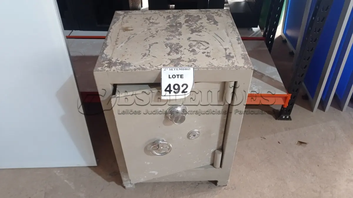 LOTE 492 - 01 COFRE. (NO ESTADO) ATENÇÃO! FAZER A VISITAÇÃO ANTES DE ARREMATAR, NÃO SABEMOS SE FUNCIONA, LEILÃO NÃO TEM GARANTIA E NEM DEVOLUÇÃO, SUJEITO A POSSÍVEIS AVARIAS VISÍVEIS/OCULTAS E/OU AUSÊNCIA DE COMPONENTES.