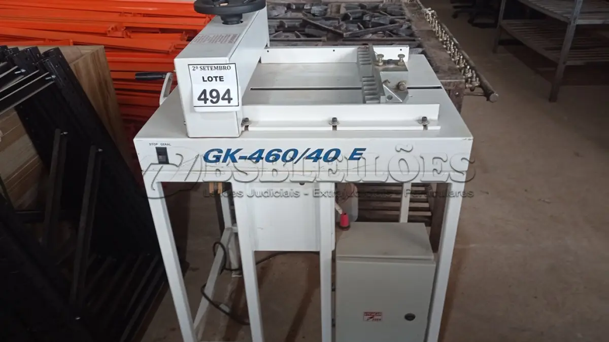 LOTE 494 - 01 GUILHOTINA DE MESA MANUAL 220V GK440-40E MARCA KRAUSE. (NO ESTADO) ATENÇÃO! FAZER A VISITAÇÃO ANTES DE ARREMATAR, NÃO SABEMOS SE FUNCIONA, LEILÃO NÃO TEM GARANTIA E NEM DEVOLUÇÃO, SUJEITO A POSSÍVEIS AVARIAS VISÍVEIS/OCULTAS E/OU AUSÊNCIA DE COMPONENTES.
