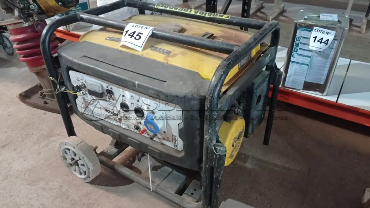 LOTE 145 - 01 GERADOR DE ENERGIA CSM MONOFÁSICO 9 KVA GASOLINA MARCA VONDER. (NO ESTADO, NÃO SABEMOS SE FUNCIONA. LEILÃO NÃO TEM GARANTIA E NEM DEVOLUÇÃO, SUJEITO A POSSÍVEIS AVARIAS VISÍVEIS/OCULTAS E/OU AUSÊNCIA DE COMPONENTES)