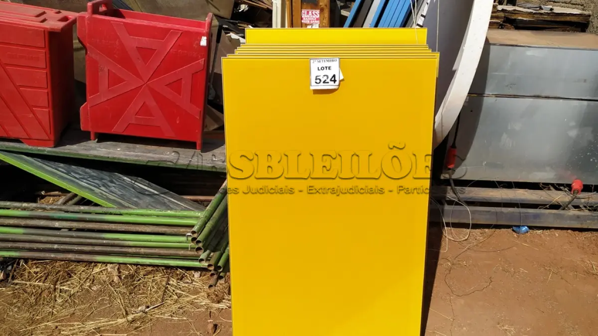 LOTE 524 - 07 PAINÉIS DE VIDRO NA COR AMARELA DE 1,20X0,70. (NO ESTADO) ATENÇÃO! FAZER A VISITAÇÃO ANTES DE ARREMATAR, NÃO SABEMOS SE FUNCIONA, LEILÃO NÃO TEM GARANTIA E NEM DEVOLUÇÃO, SUJEITO A POSSÍVEIS AVARIAS VISÍVEIS/OCULTAS E/OU AUSÊNCIA DE COMPONENTES.