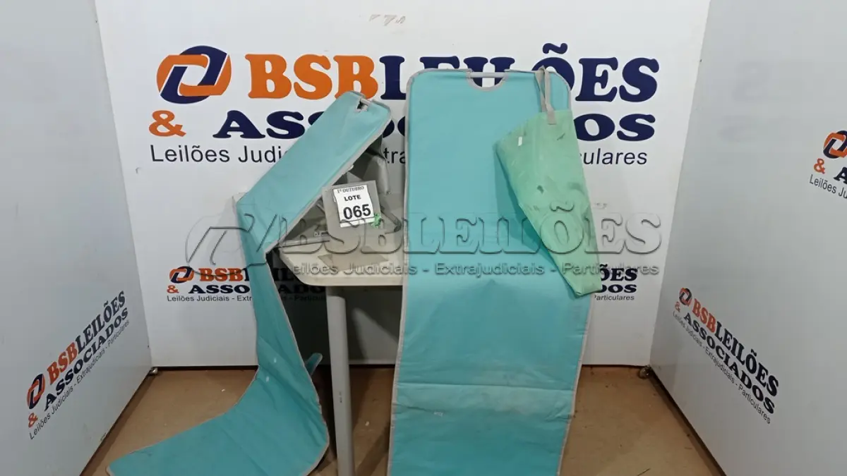 LOTE 065 - 02 ESPREGUIÇADEIRAS PORTÁTEIS. (NO ESTADO) ATENÇÃO! FAZER A VISITAÇÃO ANTES DE ARREMATAR, NÃO SABEMOS SE FUNCIONA, LEILÃO NÃO TEM GARANTIA E NEM DEVOLUÇÃO, SUJEITO A POSSÍVEIS AVARIAS VISÍVEIS/OCULTAS E/OU AUSÊNCIA DE COMPONENTES.