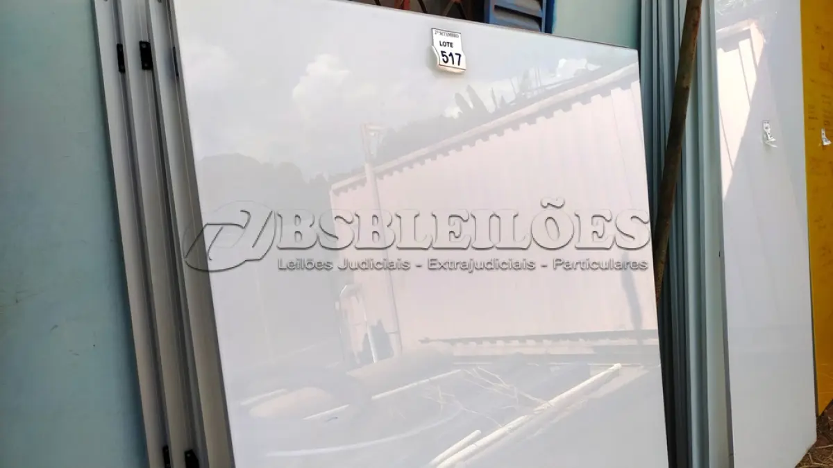 LOTE 517 - 05 PAINÉIS DE VIDRO NA COR BRANCA DE 1,57X1,80. (NO ESTADO) ATENÇÃO! FAZER A VISITAÇÃO ANTES DE ARREMATAR, NÃO SABEMOS SE FUNCIONA, LEILÃO NÃO TEM GARANTIA E NEM DEVOLUÇÃO, SUJEITO A POSSÍVEIS AVARIAS VISÍVEIS/OCULTAS E/OU AUSÊNCIA DE COMPONENTES.