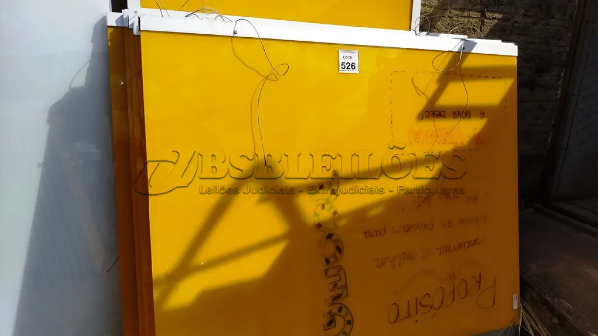 LOTE 526 - 16 PAINÉIS DE VIDRO NA COR AMARELA DE 1,90X1,58. (NO ESTADO) ATENÇÃO! FAZER A VISITAÇÃO ANTES DE ARREMATAR, NÃO SABEMOS SE FUNCIONA, LEILÃO NÃO TEM GARANTIA E NEM DEVOLUÇÃO, SUJEITO A POSSÍVEIS AVARIAS VISÍVEIS/OCULTAS E/OU AUSÊNCIA DE COMPONENTES.