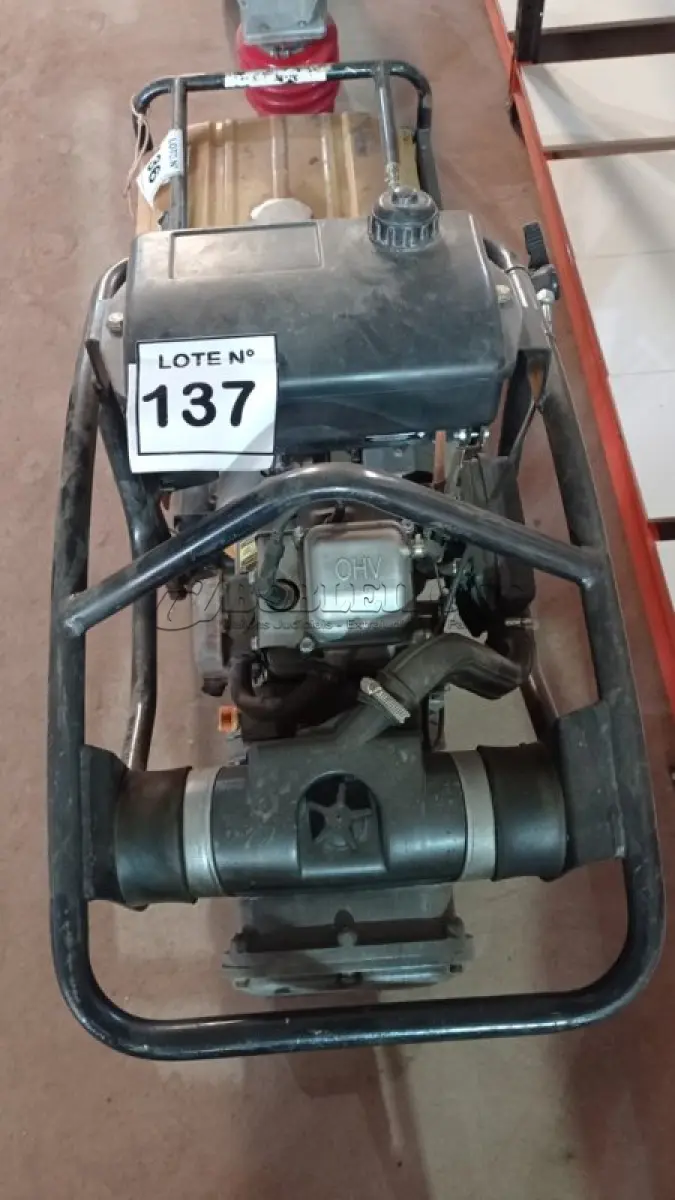 LOTE 137 - 01 COMPACTADOR DE SOLO MENEGOTTI RAM 75 GASOLINA. (NO ESTADO, NÃO SABEMOS SE FUNCIONA. LEILÃO NÃO TEM GARANTIA E NEM DEVOLUÇÃO, SUJEITO A POSSÍVEIS AVARIAS VISÍVEIS/OCULTAS E/OU AUSÊNCIA DE COMPONENTES)