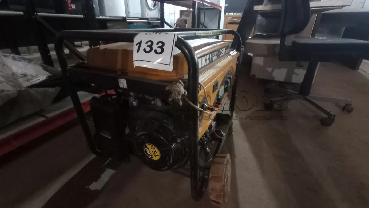 LOTE 133 - 01 GERADOR DE ENERGIA CSM MONOFÁSICO 9 KVA GASOLINA MARCA CSM. (NO ESTADO, NÃO SABEMOS SE FUNCIONA. LEILÃO NÃO TEM GARANTIA E NEM DEVOLUÇÃO, SUJEITO A POSSÍVEIS AVARIAS VISÍVEIS/OCULTAS E/OU AUSÊNCIA DE COMPONENTES)