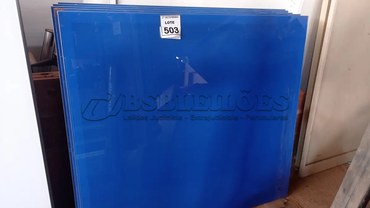 LOTE 503 - 05 PAINÉIS DE VIDRO NA COR AZUL DE 1,35X1,20. (NO ESTADO) ATENÇÃO! FAZER A VISITAÇÃO ANTES DE ARREMATAR, NÃO SABEMOS SE FUNCIONA, LEILÃO NÃO TEM GARANTIA E NEM DEVOLUÇÃO, SUJEITO A POSSÍVEIS AVARIAS VISÍVEIS/OCULTAS E/OU AUSÊNCIA DE COMPONENTES.