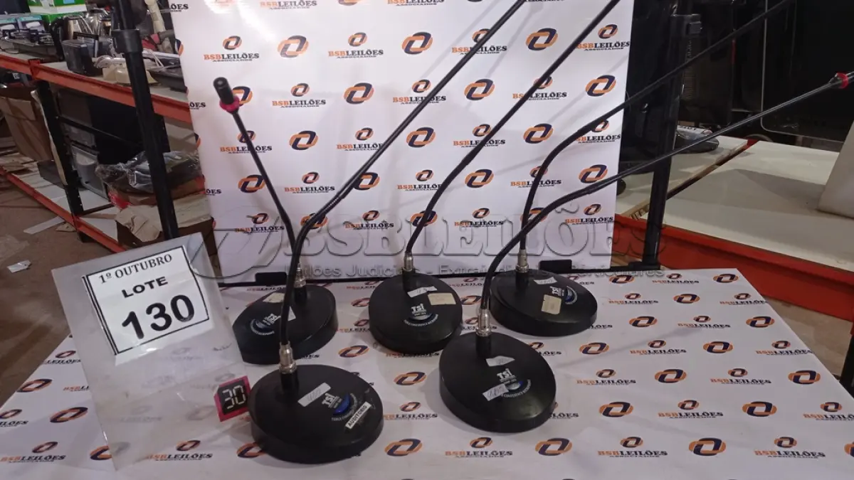LOTE 130 - 05 MICROFONES DE MESA. (NO ESTADO) ATENÇÃO! FAZER A VISITAÇÃO ANTES DE ARREMATAR, NÃO SABEMOS SE FUNCIONA, LEILÃO NÃO TEM GARANTIA E NEM DEVOLUÇÃO, SUJEITO A POSSÍVEIS AVARIAS VISÍVEIS/OCULTAS E/OU AUSÊNCIA DE COMPONENTES.
