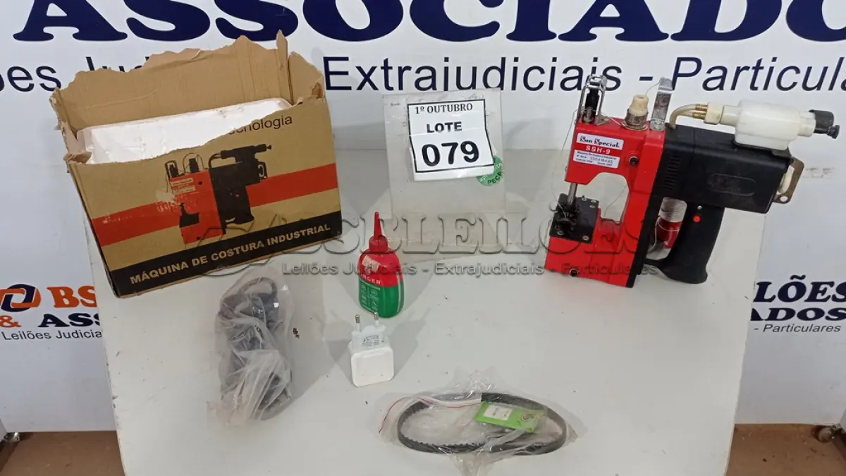LOTE 079 - 01 MÁQUINA DE COSTURA INDUSTRIAL. (NO ESTADO) ATENÇÃO! FAZER A VISITAÇÃO ANTES DE ARREMATAR, NÃO SABEMOS SE FUNCIONA, LEILÃO NÃO TEM GARANTIA E NEM DEVOLUÇÃO, SUJEITO A POSSÍVEIS AVARIAS VISÍVEIS/OCULTAS E/OU AUSÊNCIA DE COMPONENTES.