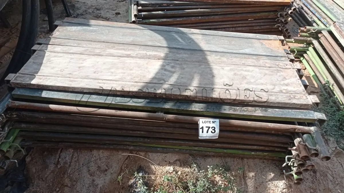 LOTE 173 - 10 PEÇAS ANDAIMES DE 1 X 1,50M COM 04 PLATAFORMA DE 1,50M. (NO ESTADO, NÃO SABEMOS SE FUNCIONA. LEILÃO NÃO TEM GARANTIA E NEM DEVOLUÇÃO, SUJEITO A POSSÍVEIS AVARIAS VISÍVEIS/OCULTAS E/OU AUSÊNCIA DE COMPONENTES)