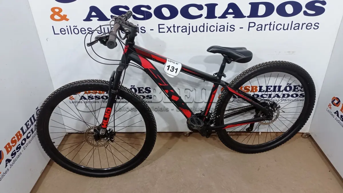 LOTE 131 - 01 BICICLETA MARCA SKY ARO 29 FREIO À DISCO. (NO ESTADO, NÃO SABEMOS SE FUNCIONA. LEILÃO NÃO TEM GARANTIA E NEM DEVOLUÇÃO, SUJEITO A POSSÍVEIS AVARIAS VISÍVEIS/OCULTAS E/OU AUSÊNCIA DE COMPONENTES)