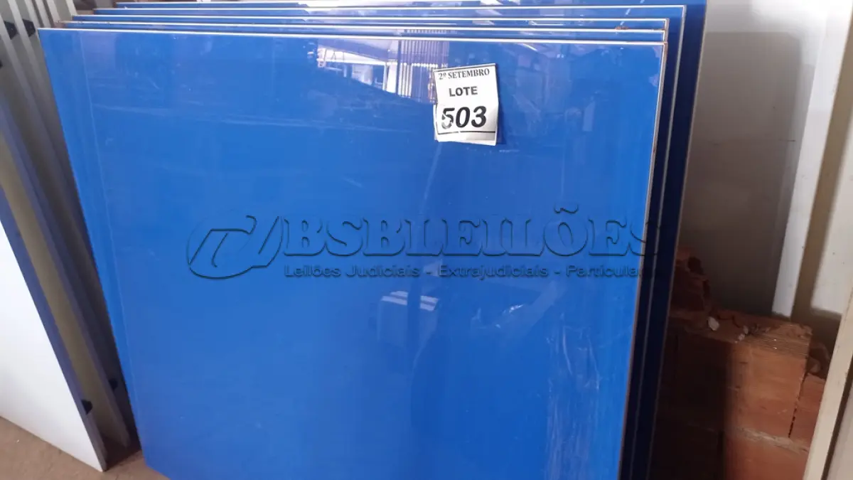 LOTE 503 - 05 PAINÉIS DE VIDRO NA COR AZUL DE 1,35X1,20. (NO ESTADO) ATENÇÃO! FAZER A VISITAÇÃO ANTES DE ARREMATAR, NÃO SABEMOS SE FUNCIONA, LEILÃO NÃO TEM GARANTIA E NEM DEVOLUÇÃO, SUJEITO A POSSÍVEIS AVARIAS VISÍVEIS/OCULTAS E/OU AUSÊNCIA DE COMPONENTES.