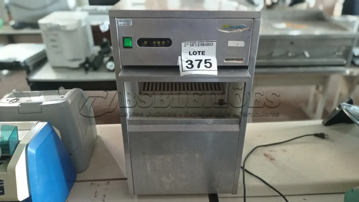 LOTE 375 - 01 MÁQUINA DE GELO AUTOMÁTICA INDUSTRIAL. (NO ESTADO) ATENÇÃO! FAZER A VISITAÇÃO ANTES DE ARREMATAR, NÃO SABEMOS SE FUNCIONA, LEILÃO NÃO TEM GARANTIA E NEM DEVOLUÇÃO, SUJEITO A POSSÍVEIS AVARIAS VISÍVEIS/OCULTAS E/OU AUSÊNCIA DE COMPONENTES.