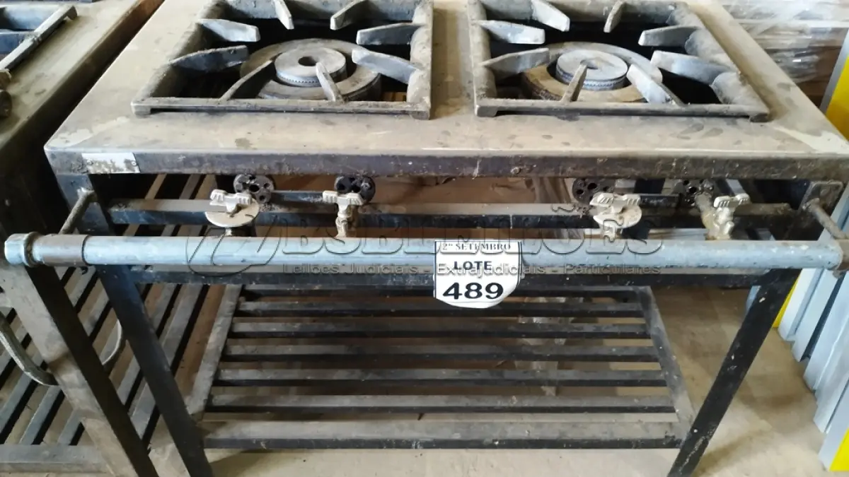 LOTE 489 - 01 FOGÃO INDUSTRIAL COM 02 BOCAS. (NO ESTADO) ATENÇÃO! FAZER A VISITAÇÃO ANTES DE ARREMATAR, NÃO SABEMOS SE FUNCIONA, LEILÃO NÃO TEM GARANTIA E NEM DEVOLUÇÃO, SUJEITO A POSSÍVEIS AVARIAS VISÍVEIS/OCULTAS E/OU AUSÊNCIA DE COMPONENTES.