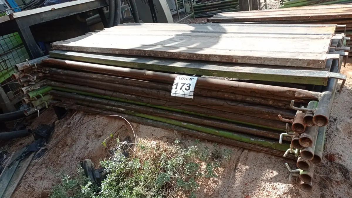 LOTE 173 - 10 PEÇAS ANDAIMES DE 1 X 1,50M COM 04 PLATAFORMA DE 1,50M. (NO ESTADO, NÃO SABEMOS SE FUNCIONA. LEILÃO NÃO TEM GARANTIA E NEM DEVOLUÇÃO, SUJEITO A POSSÍVEIS AVARIAS VISÍVEIS/OCULTAS E/OU AUSÊNCIA DE COMPONENTES)