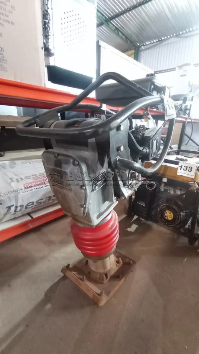 LOTE 134 - 01 COMPACTADOR DE SOLO MENEGOTTI RAM 75 GASOLINA. (NO ESTADO, NÃO SABEMOS SE FUNCIONA. LEILÃO NÃO TEM GARANTIA E NEM DEVOLUÇÃO, SUJEITO A POSSÍVEIS AVARIAS VISÍVEIS/OCULTAS E/OU AUSÊNCIA DE COMPONENTES)