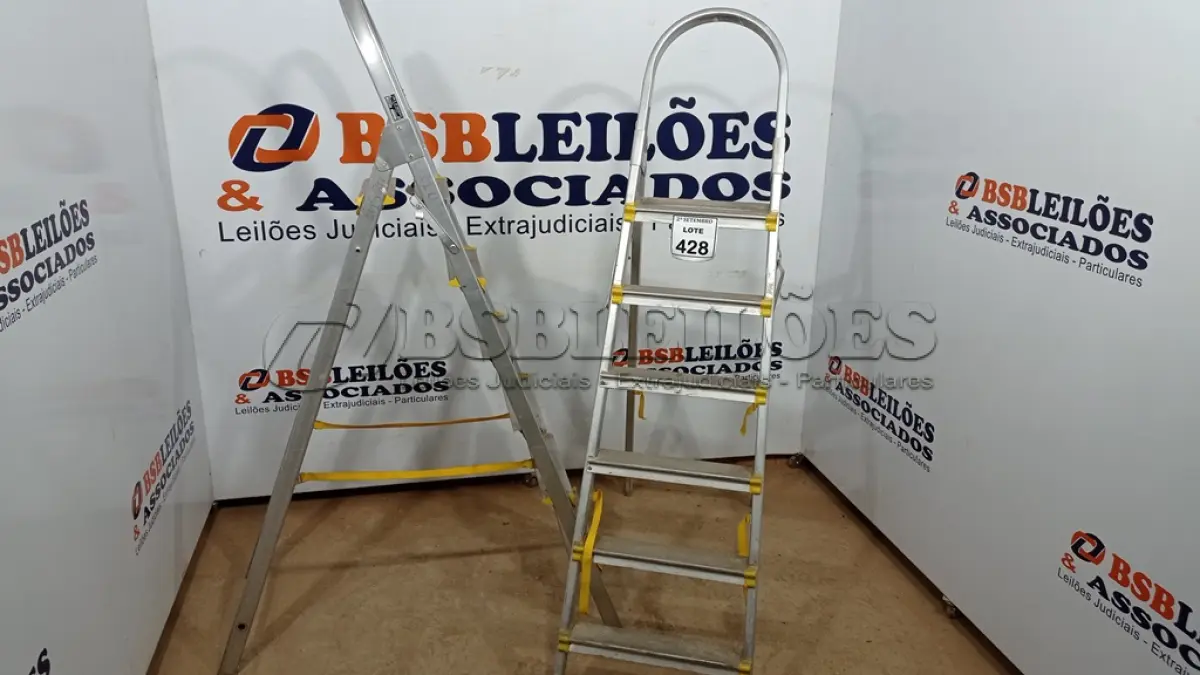 LOTE 428 - 02 ESCADAS DE ALUMÍNIO DOBRÁVEL. (NO ESTADO) ATENÇÃO! FAZER A VISITAÇÃO ANTES DE ARREMATAR, NÃO SABEMOS SE FUNCIONA, LEILÃO NÃO TEM GARANTIA E NEM DEVOLUÇÃO, SUJEITO A POSSÍVEIS AVARIAS VISÍVEIS/OCULTAS E/OU AUSÊNCIA DE COMPONENTES.