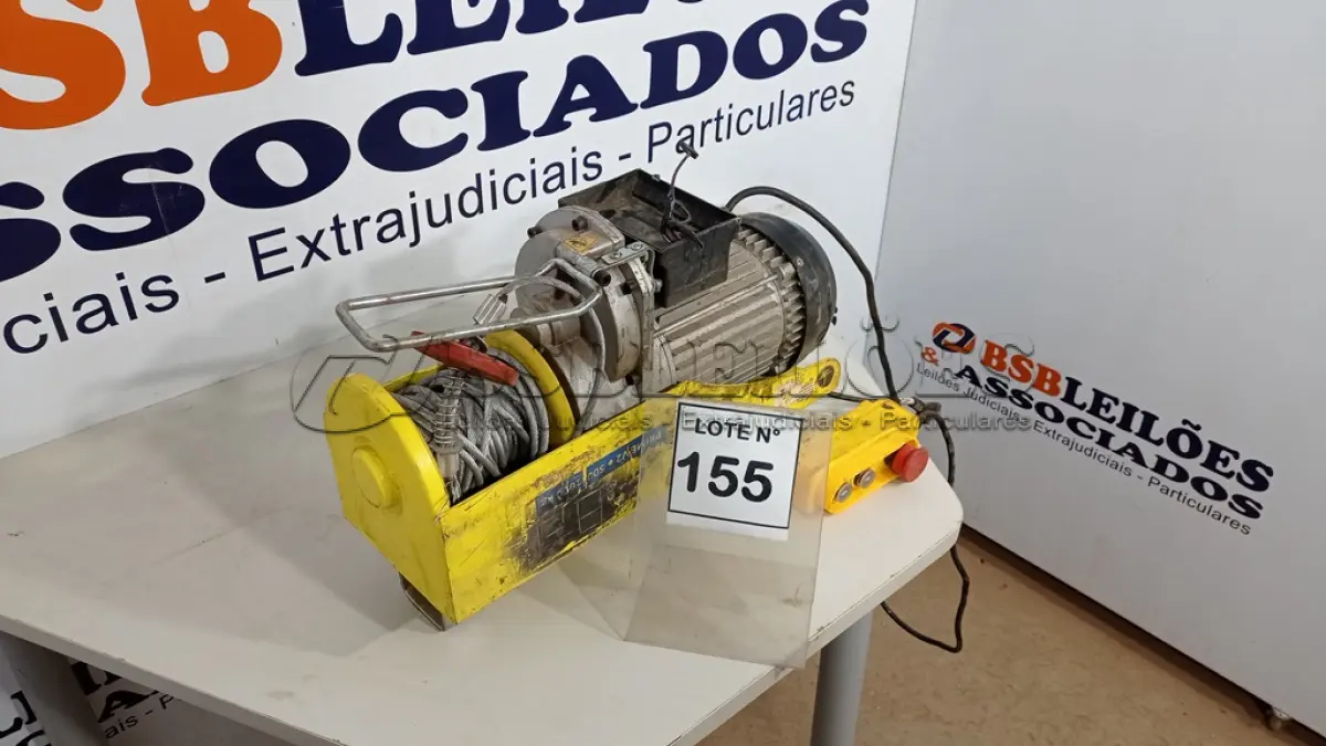 LOTE 155 - 01 GUINCHO ELÉTRICO MENEGOTTI 220V – 500 A 1000 KG. (NO ESTADO, NÃO SABEMOS SE FUNCIONA. LEILÃO NÃO TEM GARANTIA E NEM DEVOLUÇÃO, SUJEITO A POSSÍVEIS AVARIAS VISÍVEIS/OCULTAS E/OU AUSÊNCIA DE COMPONENTES)