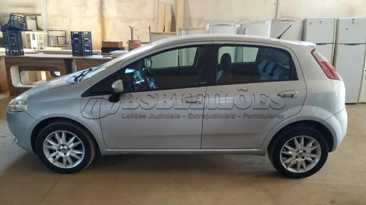 LOTE 164 - 01 FIAT PUNTO ESSENCE 1.6 ALCOOL/GASOLINA, ANO 2011/2011 NA COR PRATA. (NO ESTADO)