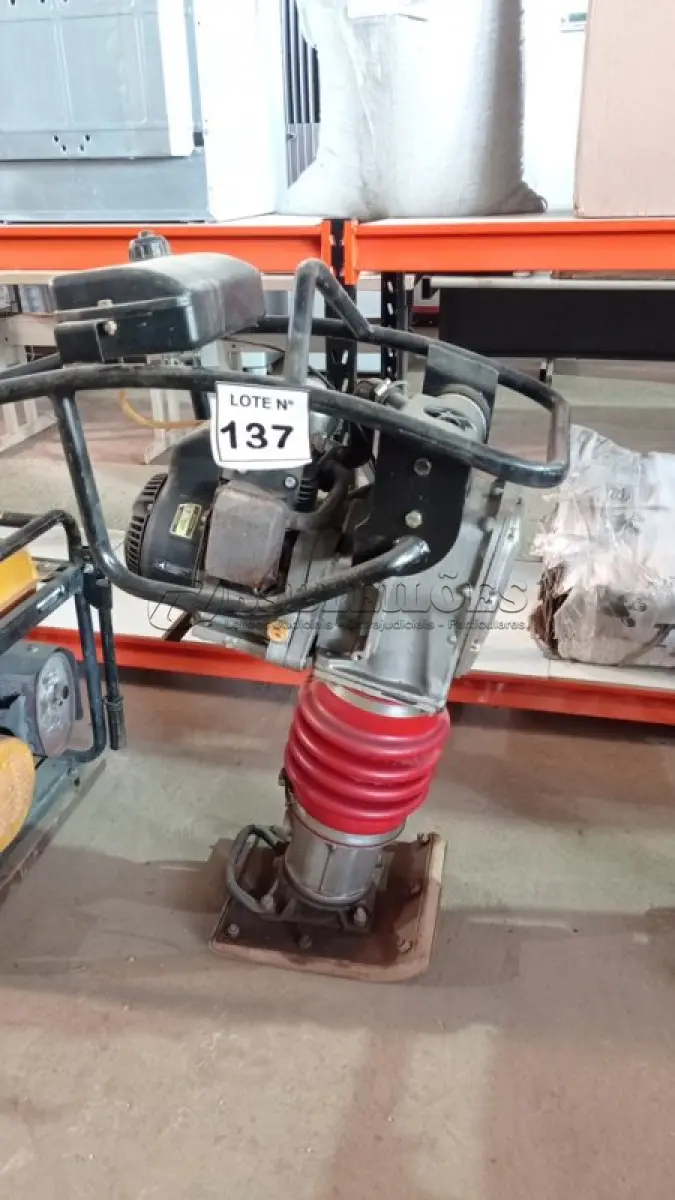 LOTE 137 - 01 COMPACTADOR DE SOLO MENEGOTTI RAM 75 GASOLINA. (NO ESTADO, NÃO SABEMOS SE FUNCIONA. LEILÃO NÃO TEM GARANTIA E NEM DEVOLUÇÃO, SUJEITO A POSSÍVEIS AVARIAS VISÍVEIS/OCULTAS E/OU AUSÊNCIA DE COMPONENTES)