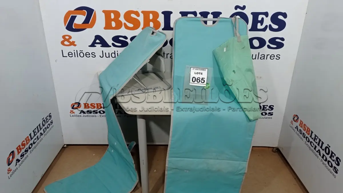 LOTE 065 - 02 ESPREGUIÇADEIRAS PORTÁTEIS. (NO ESTADO) ATENÇÃO! FAZER A VISITAÇÃO ANTES DE ARREMATAR, NÃO SABEMOS SE FUNCIONA, LEILÃO NÃO TEM GARANTIA E NEM DEVOLUÇÃO, SUJEITO A POSSÍVEIS AVARIAS VISÍVEIS/OCULTAS E/OU AUSÊNCIA DE COMPONENTES.