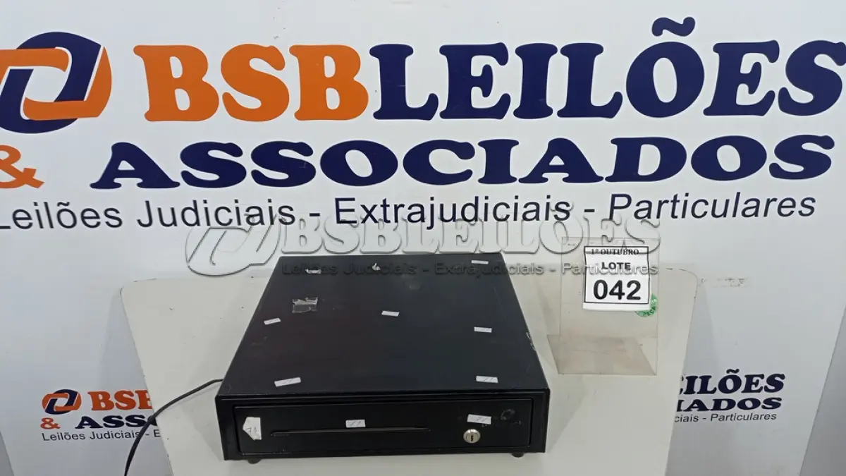 LOTE 042 - 01 GAVETA DE DINHEIRO. (NO ESTADO) ATENÇÃO! FAZER A VISITAÇÃO ANTES DE ARREMATAR, NÃO SABEMOS SE FUNCIONA, LEILÃO NÃO TEM GARANTIA E NEM DEVOLUÇÃO, SUJEITO A POSSÍVEIS AVARIAS VISÍVEIS/OCULTAS E/OU AUSÊNCIA DE COMPONENTES.