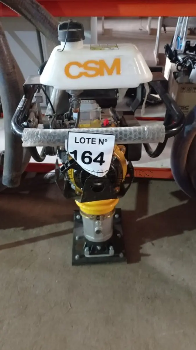LOTE 164 - 01 COMPACTADOR DE SOLO CSM 73 RENTAL MOTOR STARK. (NO ESTADO, NÃO SABEMOS SE FUNCIONA. LEILÃO NÃO TEM GARANTIA E NEM DEVOLUÇÃO, SUJEITO A POSSÍVEIS AVARIAS VISÍVEIS/OCULTAS E/OU AUSÊNCIA DE COMPONENTES)